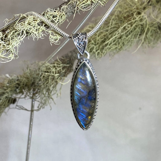 Ornate Silver Leaf Shaped Blue Flash Labradorite Pendant