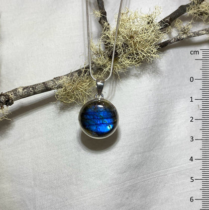 Round Blue Flash Labradorite Pendant