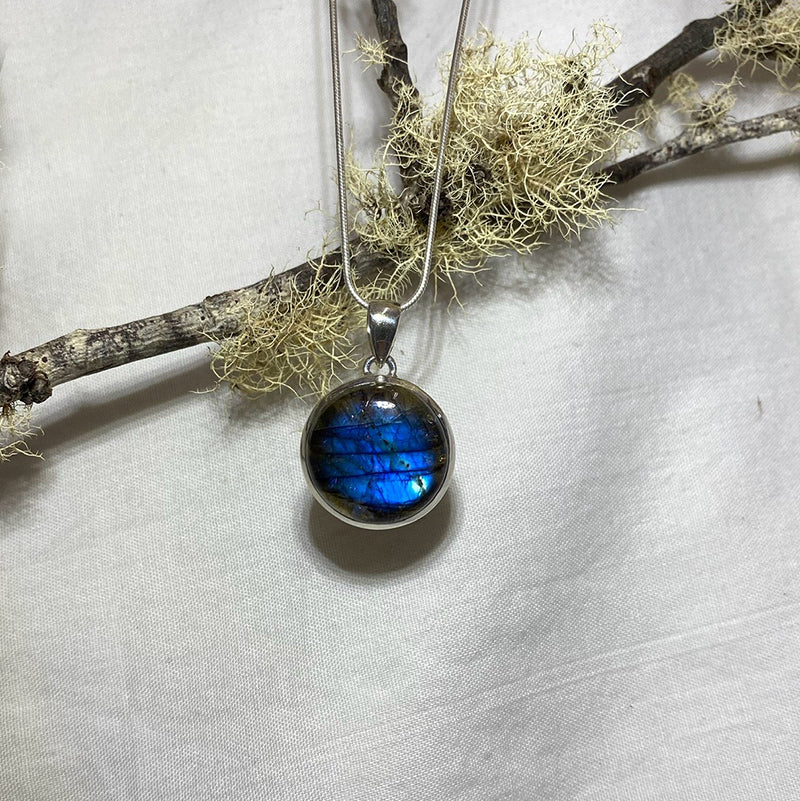 Round Blue Flash Labradorite Pendant